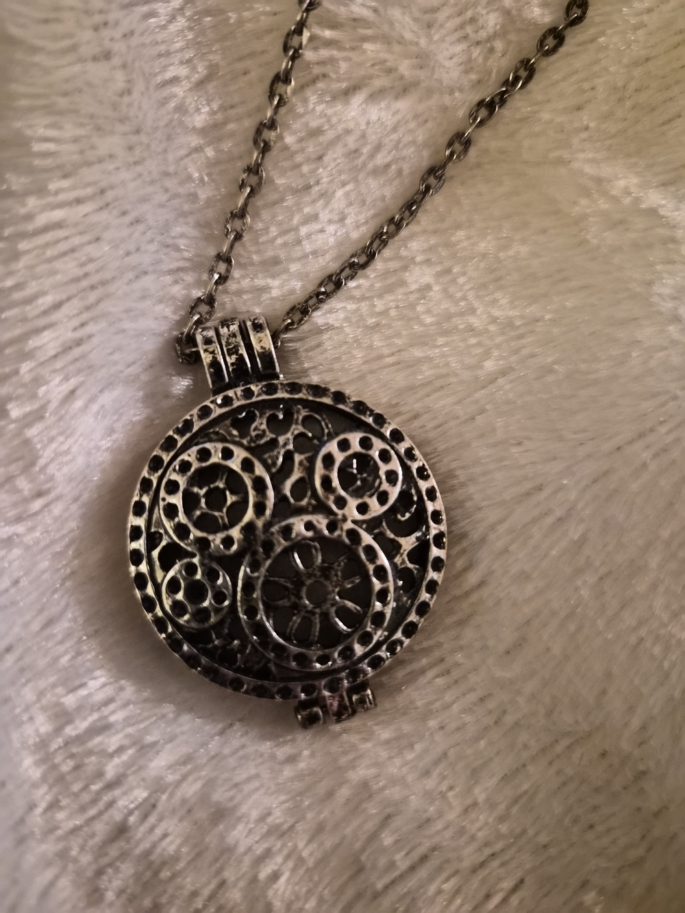 Vintage Silver Tone Essential Oil Diffuser Aromatherapy Necklace